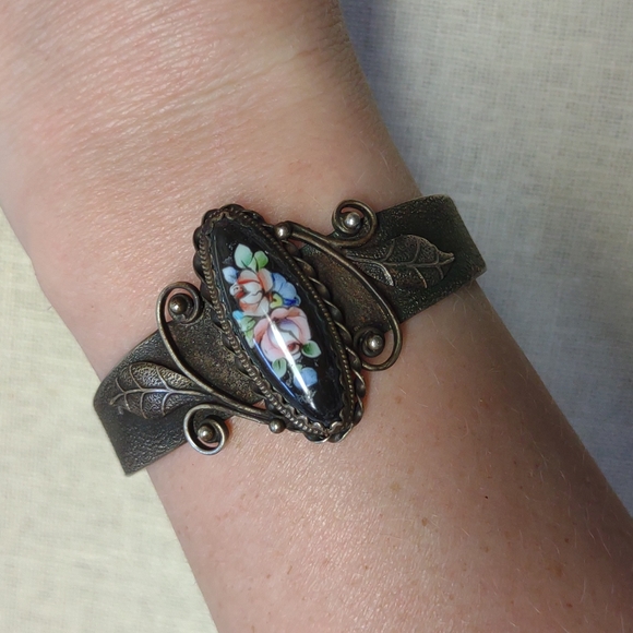 Vintage Cameo Floral Bracelet - Picture 2 of 8